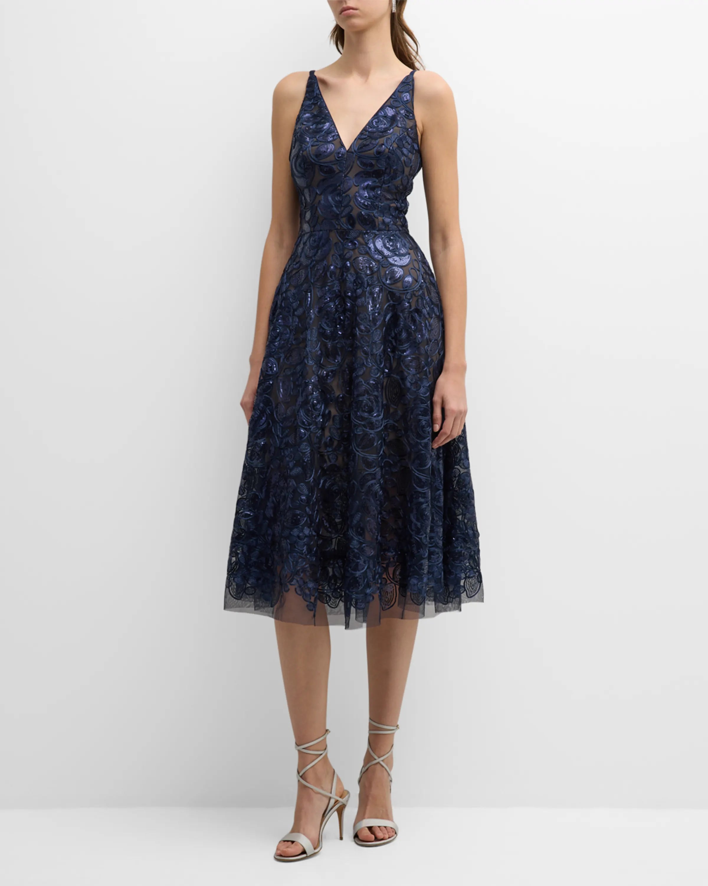 Elegante vestido de fiesta de longitud media con escote en V, sin mangas, hombros descubiertos y bordado con lentejuelas